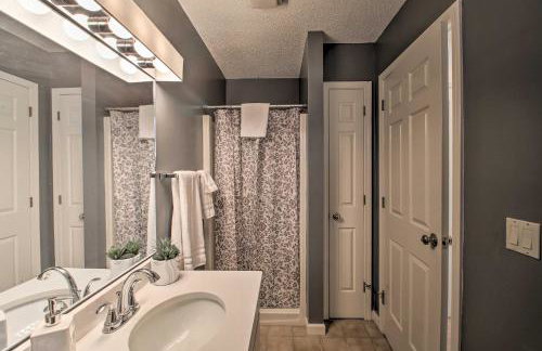 Spacious Ski-inandOut Black Mountain Home with Deck! - Foto 25