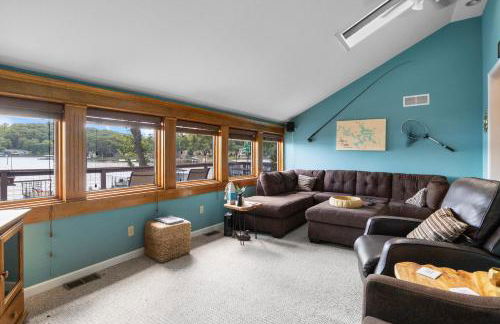 Pet-Friendly Lakefront Home in a Quiet Cove w/ Netflix, Outdoor Seating, Boat Slip - Foto 6