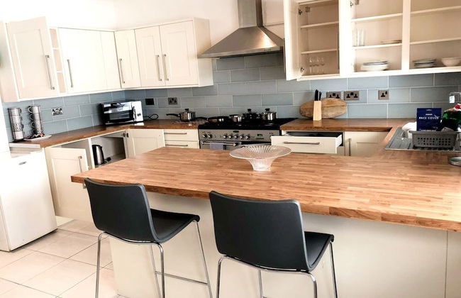 3-bed Semi-detached House, Wifi, Parking, Outdoor Space - Photo 1