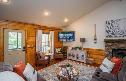 Riverfront Little Red Cabin, Hot Tub, World-class Trout Fishing, Views & Boat Access - Photo 13