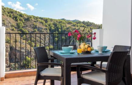 Quiet house in village center with mountains views - Photo 13