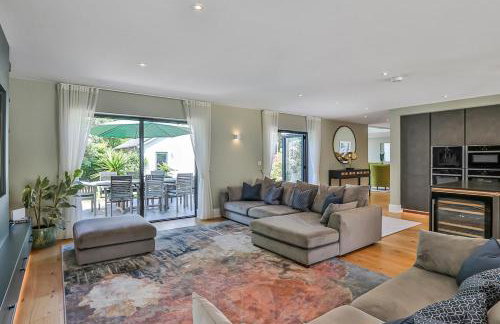 Avon House - modern family home - Photo 11