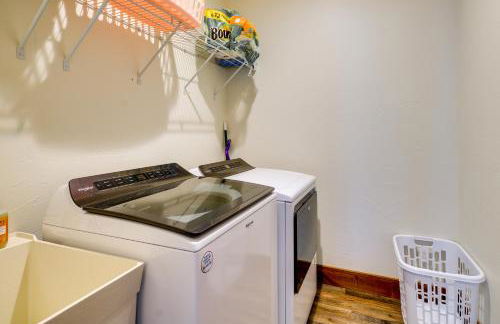 Sleek Red Lodge Home Rental with Private Hot Tub! - Foto 26