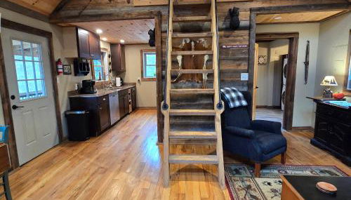 Couples Getaway Cabin with a Loft - Firepit - Creek - Foto 2