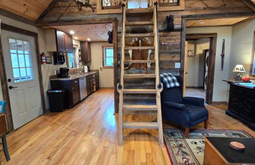 Couples Getaway Cabin with a Loft - Firepit - Creek - Foto 2