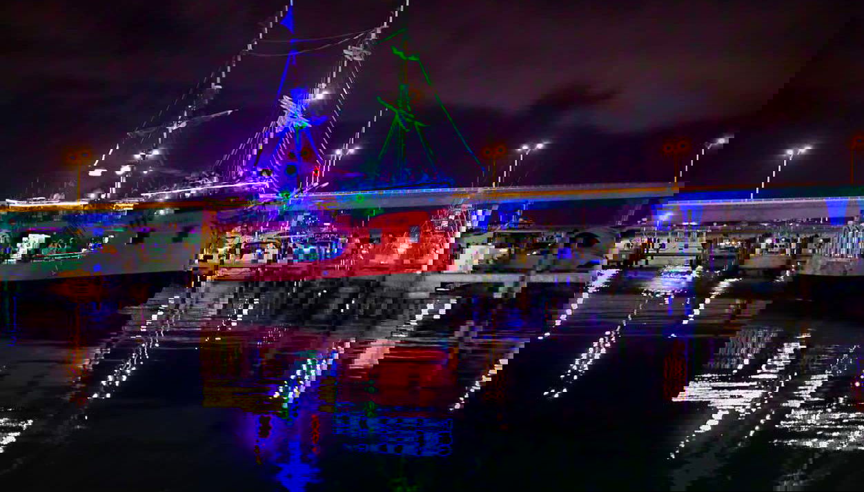 Barco pirata de noche