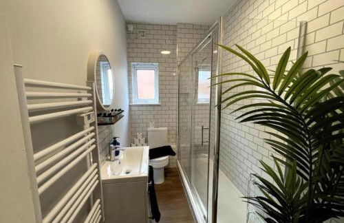 Central Industrial Chic 2-Bedroom Flat - Photo 7