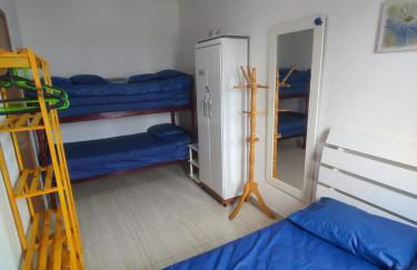 Prédio com piscina na cobertura frente ao mar,apartamento para até 6 pessoas e 3 crianças até 8 anos, churrasqueira na sacada, Wi-Fi grátis, rede de proteção, NÃO oferecemos roupas de cama e banho, 1 vaga de garagem, na Praia Grande-Vila Mirim - Foto 9