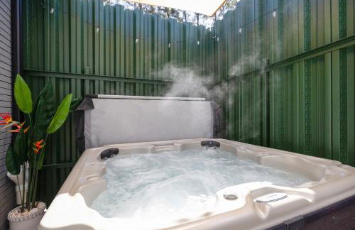 Private Hot Tub & Swing, Vintage Nintendo with Large Parking & EV ready - Foto 14