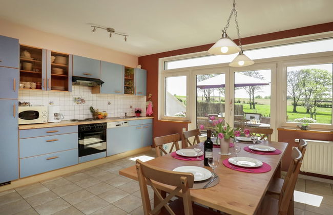 Cushy Holiday Home With Fenced Garden - Photo 10