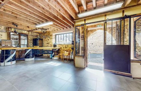 Stunning Home In Neuilly Le Vendin - Photo 7