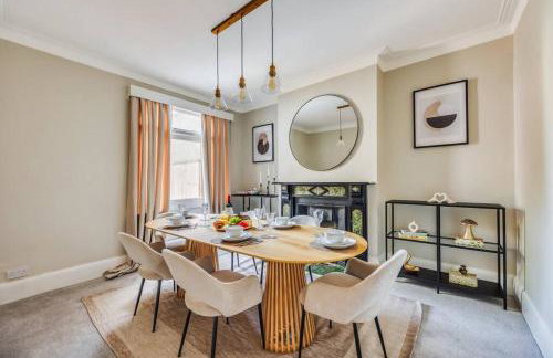 Beautiful 5 Bedroom 4 Bathroom House in W6 by Yoko Property - 10 minute's to Central London - Free Parking, Fast WiFi, Work Desks and SmartTVs with Disney and Netflix - Foto 27