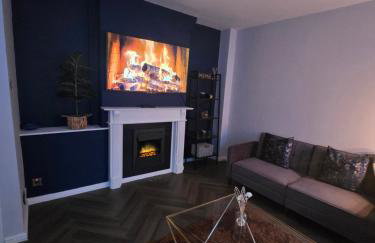 Contemporary & Spacious 1BD - Fireplace with Modern Comforts - Foto 2