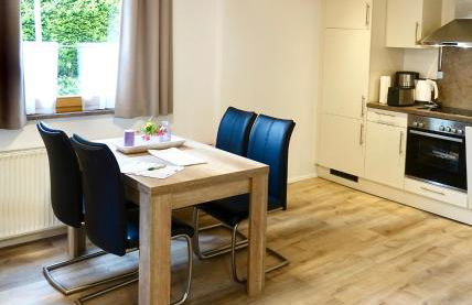 Ferienwohnung #4 mit Terrasse in zentraler dennoch ruhiger Lage - Stadtbus vor der Tür! - Foto 1