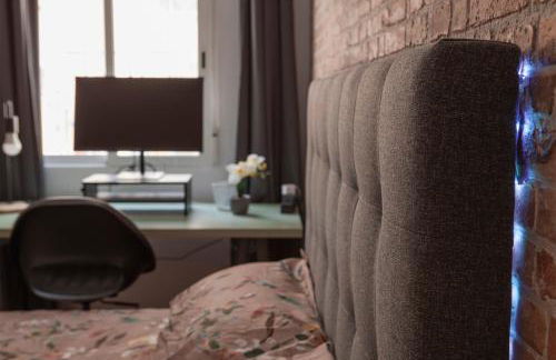 Luxury Artistic Digital Nomad 2 Bedroom w/Terrace - Photo 16