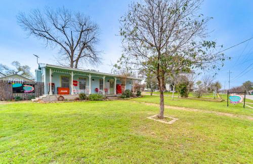 Fifties Diner-Style Llano Home with Shared Fire Pit - Photo 25