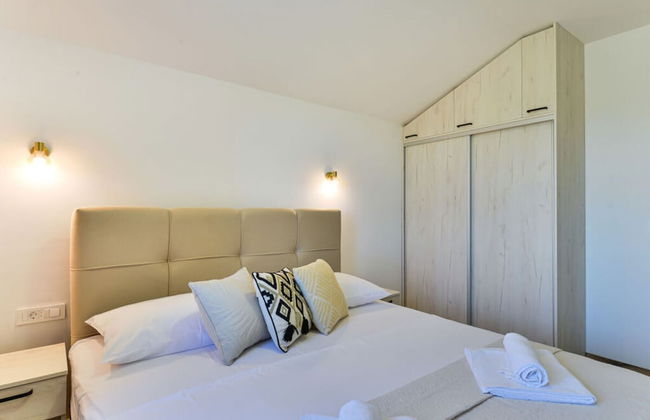 With Pool, Jacuzzi and Sauna - Photo 5