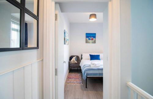 The Little Blue House by Sheppey Stays -Cosy 2BR Blue House - Near Docks with Parking - Foto 47