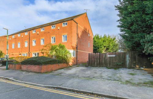 Spacious 6-Bed Home Sleeps 12, Near Highfields Park - Photo 30