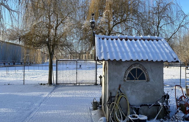 House Situated Peacefully on a Vast Green - Foto 35