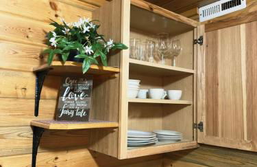 The Red Bears Den, Walk to River & Lake, In Town - Foto 13