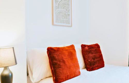 Central 3 Bed Home, Contractors, Garden, Fast WiFi, Smart TV - Photo 11