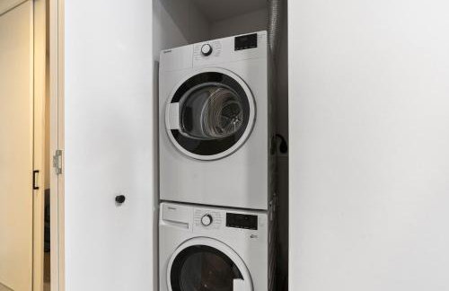 Downtown Condo with Den and Pool Access - Foto 6