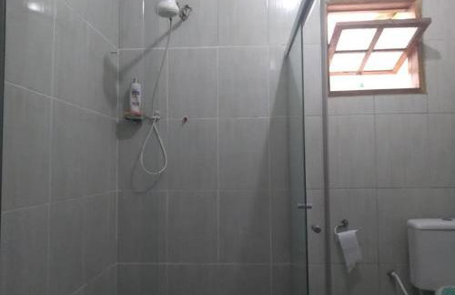 Casa composta por 2 quartos sala cozinha banheiro e uma varanda grande com uma churrasqueira Localizada na Rua Trindade 228 Palmeiras cabo frio na rua da lagoa MOBILIADA WI-FI SUPER ACONCHEGANTE AMBIENTE FAMILIAR - Photo 3