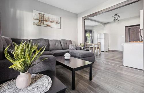 Quiet 3BR Vacation Spot-Minutes to Niagara Falls USA - Foto 1