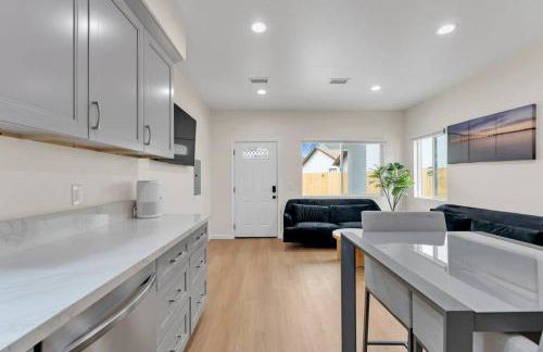 Urban Retreat Fun Relax Self Check-In Hot Tub Foosball Fire Pit Cornhole - Photo 46