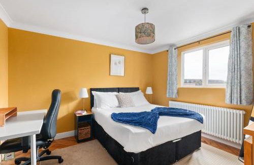 Marlow - Three Bedroom House - Parking - Photo 17