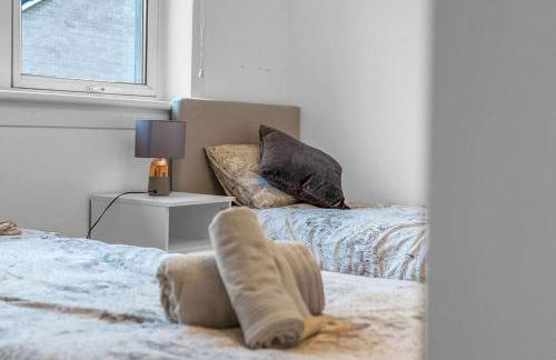 West Lothian 5 Beds + car space - Photo 12