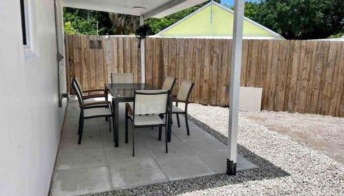 New! Tropical Hideaway near Beach! Tons of Parking - Foto 3