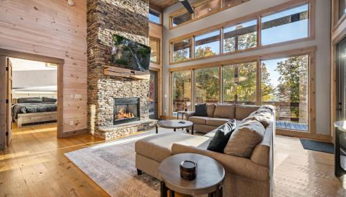 Honeysuckle Chalet - Luxe Mountain Chalet - Hot Tub, Wi-Fi, Pool Table, Party Deck, Fire Pit - 15 mins to Blue Ridge! - Foto 3