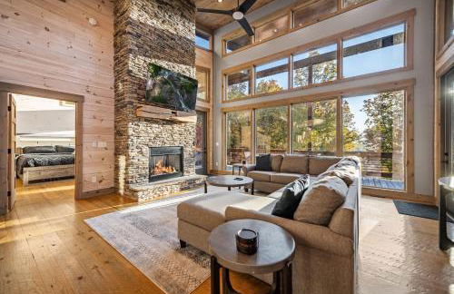 Honeysuckle Chalet - Luxe Mountain Chalet - Hot Tub, Wi-Fi, Pool Table, Party Deck, Fire Pit - 15 mins to Blue Ridge! - Foto 3