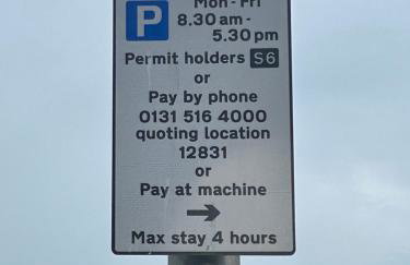 Bright bedroom with king side bed and share bathroom - Foto 15