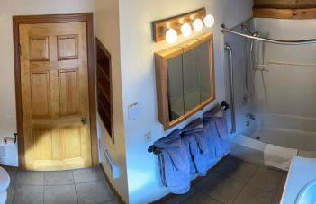 Relaxing Glamping Vacation: Fantastic Log Cabin with a Hot Tub in Darby, MT - Foto 8