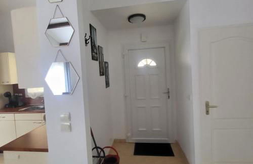 2025 Reno 2-Bed Escape w pool Min to GolfCources - Foto 9