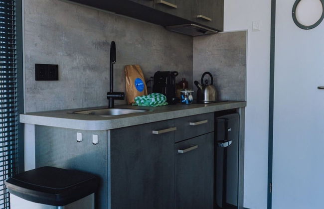 Modern Houseboat With air Conditioning Located in Marina - Foto 4