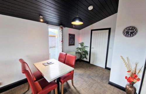 Ochil 9 with Private Hot Tub - Fife - Loch Leven - Lomond Hills - Pet Friendly - Photo 5