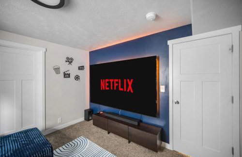 Charming Family Stay w Arcade Theatre Ski Haven Walking trails and river walk in backyard - Foto 22