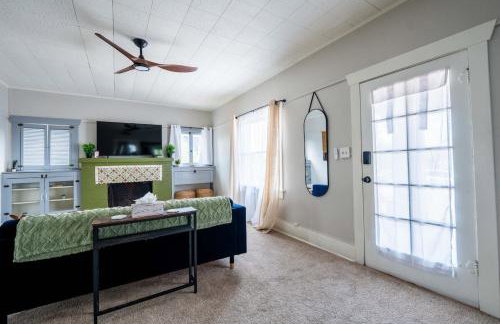 Work Desk- FirePit-Pool-Steps to UofA - Foto 34