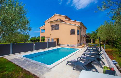 Three-Bedroom Apartment Mir with Private Infinity Pool - Foto 1