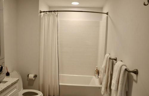 Emerald Oasis Cozy Living with Pet Park - Foto 15