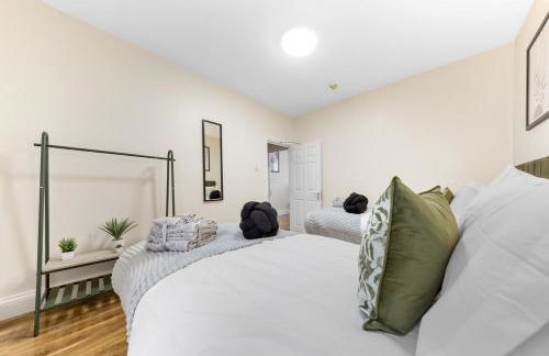 Lovely 4-BR Home In Leyton - Sleeps 14, Near Tube, Arcade, 100inchTV - Foto 16