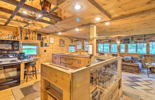 Secluded and Quiet Pocono Mountain Cabin with Hot Tub! - Foto 15