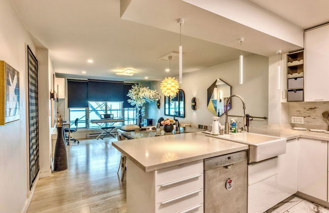 Art Deco Broadway Bedroom (with Shared Common Area) - Photo 17