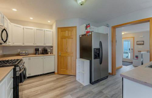 Lakefront Home with Private Beach Access & Hot Tub - Foto 10