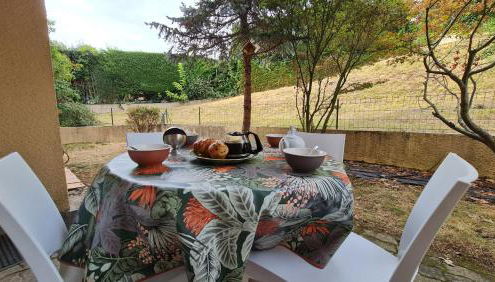 T2 55m² tout confort avec jardin. Cuisine et équipements neufs. Wifi TV parking - Photo 2, Garden view