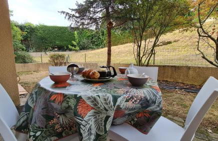 T2 55m² tout confort avec jardin. Cuisine et équipements neufs. Wifi TV parking - Photo 2